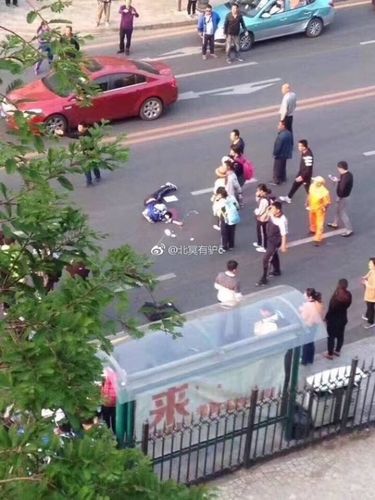 5月10日下午17点51分,在大连市秀月街大连市15中门口发生严重车祸