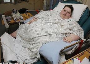 英国最胖女孩巅峰时800斤,离开家得用吊车还得拆墙,被甩了