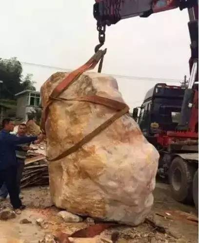 最后修了一条简易的公路,用吊车把石头从山上运了下来.
