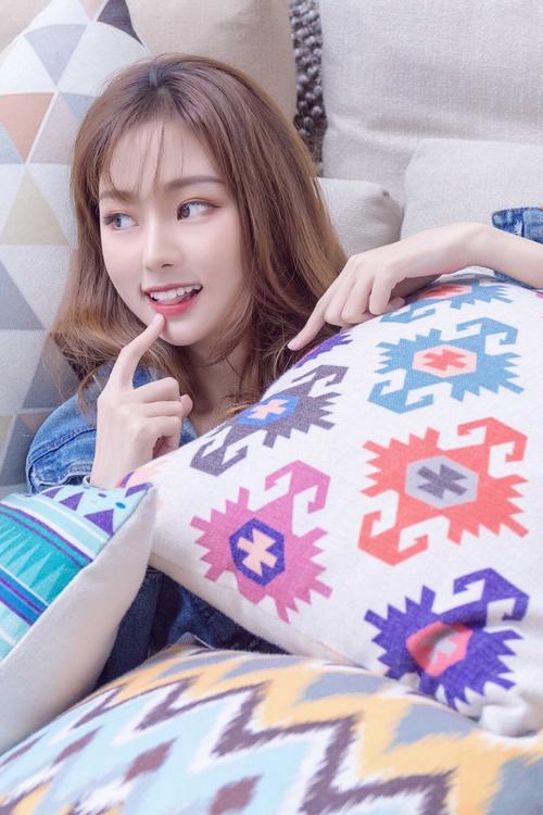 笑容可爱的高颜值美女小姐姐居家沙发牛仔短裤写真图片913