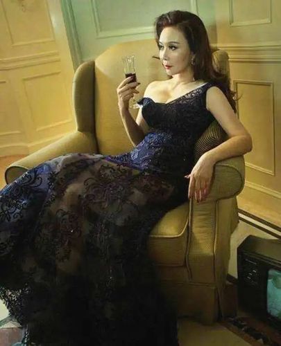 而拍摄这组照片时,蔡明已经55岁了,还能保持这曼妙身材,实属不