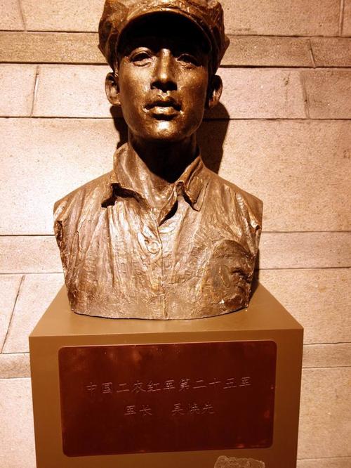这是红二十五军军长吴焕先的塑像