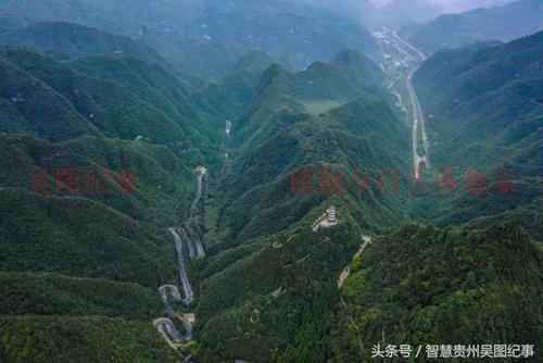 国庆节一大清早登上遵义娄山关,俯瞰大娄山脉满眼秀色,江山如画.