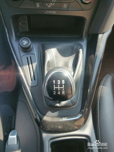 在二档降到一档时候因为车速和发动机转速不匹配,所以才会换不进档位