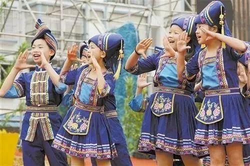 又迎"壮族三月三" 赶圩对歌,抛绣球,抢花炮…… 这一天 广西各民族载