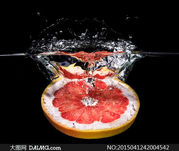 落入水中的葡萄柚高速摄影高清图片