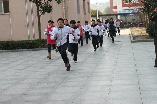 洪泽县新区中学举行消防安全应急疏散及灭火演练