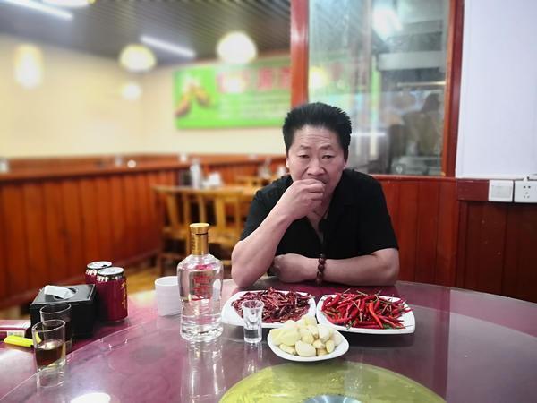 "中国辣王"李永志现身郑州,烩面馆里表演独门绝技"三