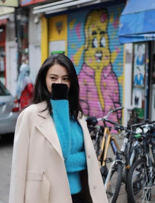 高圆圆的街拍造型就会显得更加随意一些,她在街头可以说是随手拍,不管