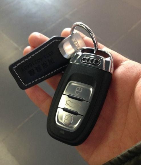 男子为女友买威化饼,包裹里却有一把奥迪车钥匙,是商家搞错了!
