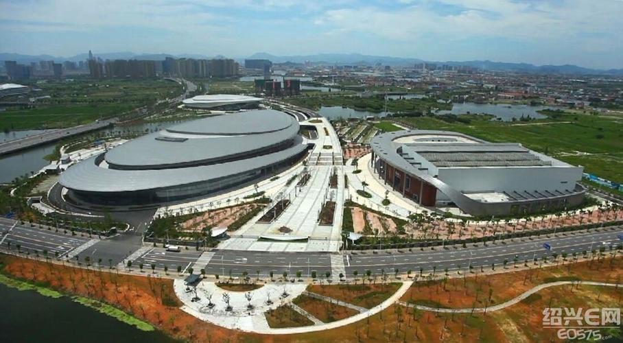 奥体中心以河为界,分南北二区,共有三个单体建筑组成,北区有体育