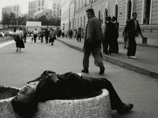 苏联解体后的惨状,街头到处皆有"冻死骨",看完图5忍不
