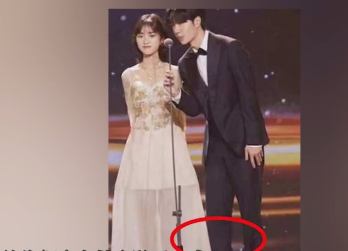 王一博不小心踩了沈月连衣裙,谁注意到他的救场动作?情商太高!