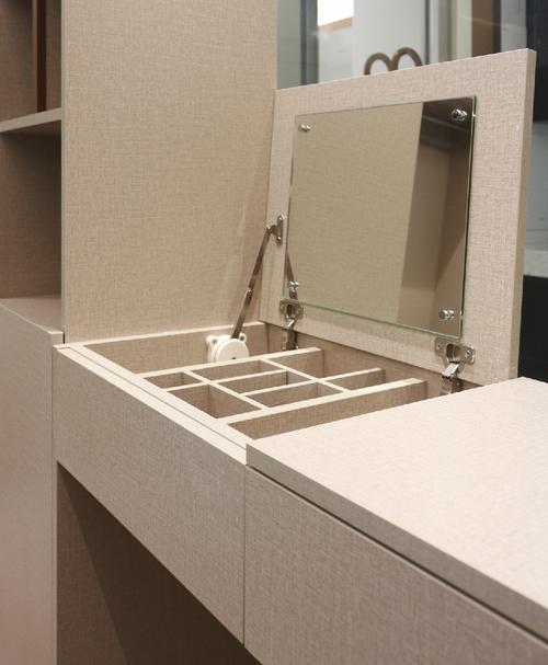 开放式展示柜和梳妆台的组合,完全可以满足业主的"爱美之心",左侧上翻