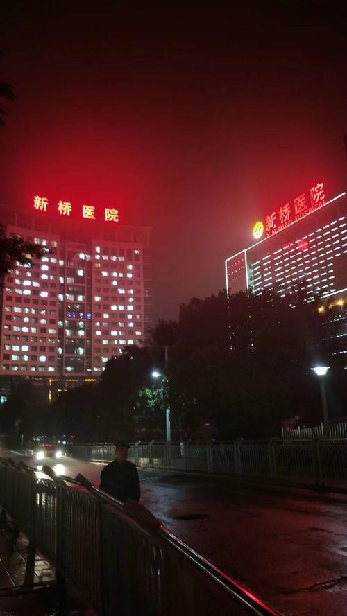 ↓新桥医院的夜景.