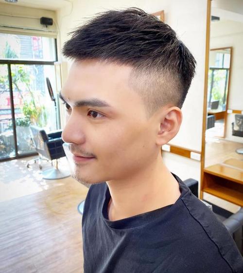 中等长度的造型减龄帅气小飞机头发型亚洲男士的飞机头发型,虽然没有