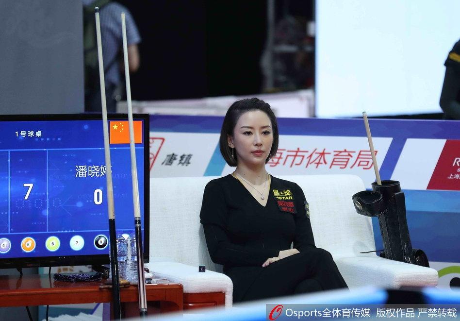 浦东九球中国公开赛 潘晓婷俯身击球露事业线