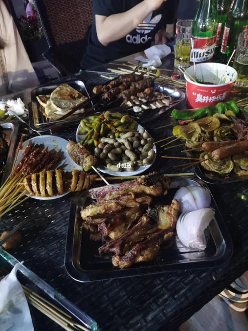 奎屯烧烤_烧烤_夜市_奎屯自由行热门攻略_美食_音乐_鱿鱼_臭豆腐_奎屯