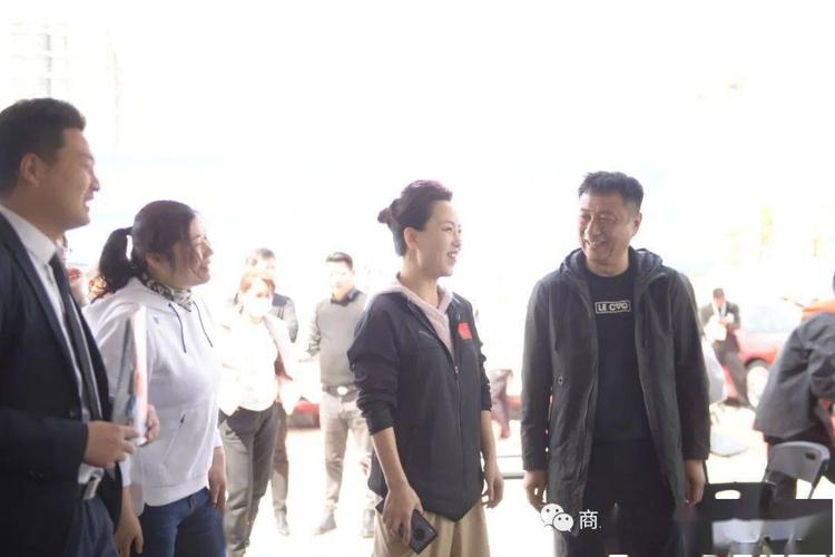 东风启辰威佳启祥总经理黄伟代表参展车企发言商丘广播电视台台长杜娟