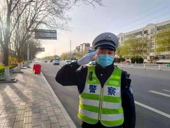 坚守给雨中的交警敬礼送伞高阳人的朋友圈被这首诗歌刷屏