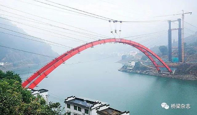 世界第一高山峡谷景观斜拉桥朵花特大桥首个主塔封顶