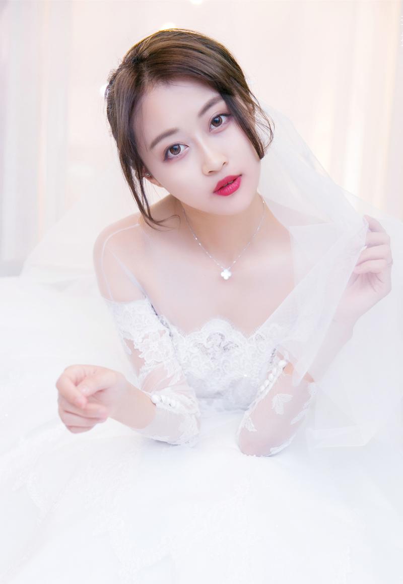 孙圳(艺名孙侨潞),1995年6月12日出生于广东省深圳市,就读于深圳云顶