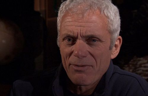 主持人杰里米·韦德自幼喜爱钓鱼,热衷冒险.