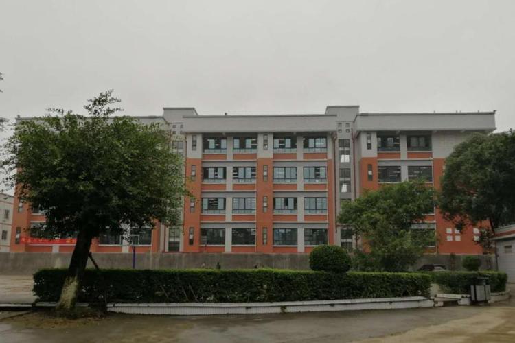 项目内容:新建隆昌市第七中学初中部教学楼2500平方米并配套建设相关