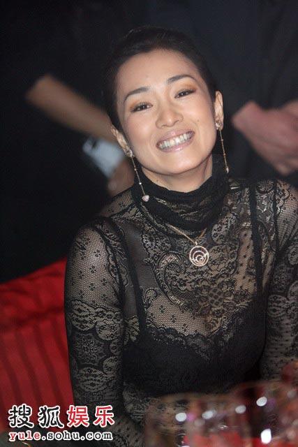 巩俐透视装亮相时尚活动