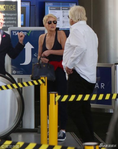 美国洛杉矶,59岁的莎朗·斯通(sharon stone)独自现身机场