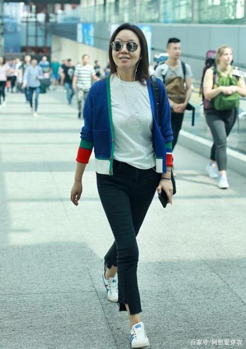 49岁闫妮现身机场扮嫩,针织衣搭配牛仔裤很减龄,但脸蛋太松弛了