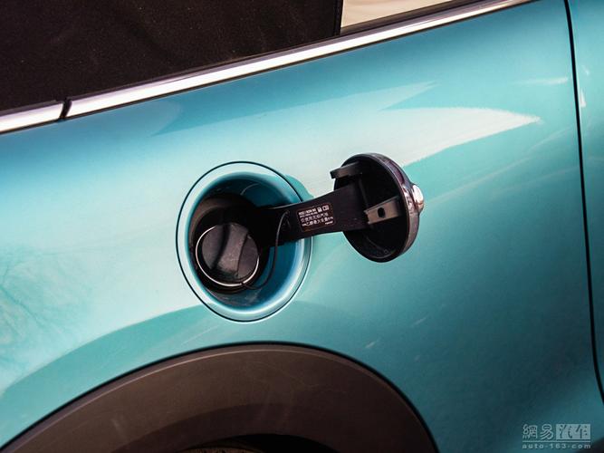 mini cabrio 2016款 cooper s加勒比蓝限量版--油箱盖开启 / 120