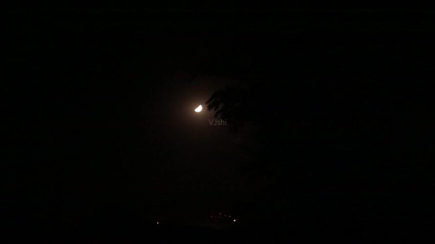 明夜当空漆黑夜间夜黑风高月亮_1920x1080_高清视频素材下载(编号
