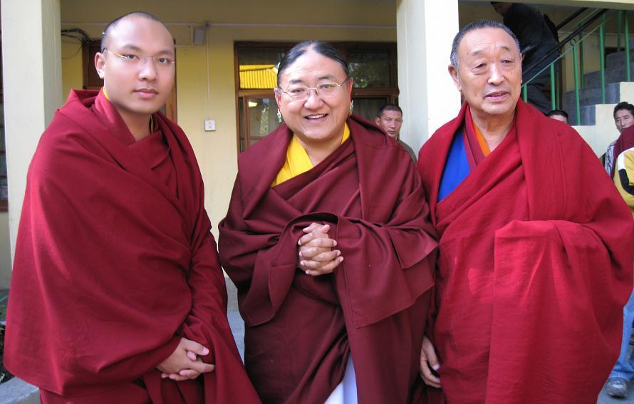 在现在的藏传佛教中,最有名的法王有五个,一是萨迦派的萨迦法王;二是