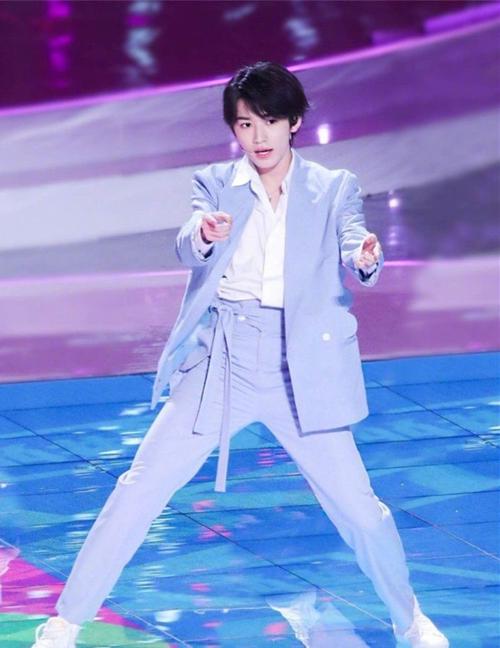 宋亚轩超级神仙的壁纸小海螺们有没有觉得芽芽的笑很治愈