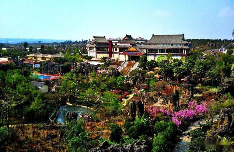 石海温泉在保留独特的喀斯特地貌景观的基础上,利用石林间隙,建设有