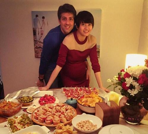 梁咏琪挺孕肚办圣诞晚宴同老公亲密相依