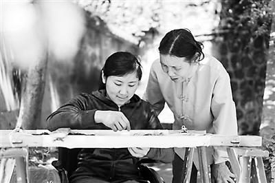 轮椅上的自强"美绣娘"传承蜀绣技艺展现三国文化