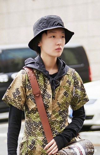 次年,周冬雨也没有辜负家人的希望,凭借自己的努力成功的考上了北京