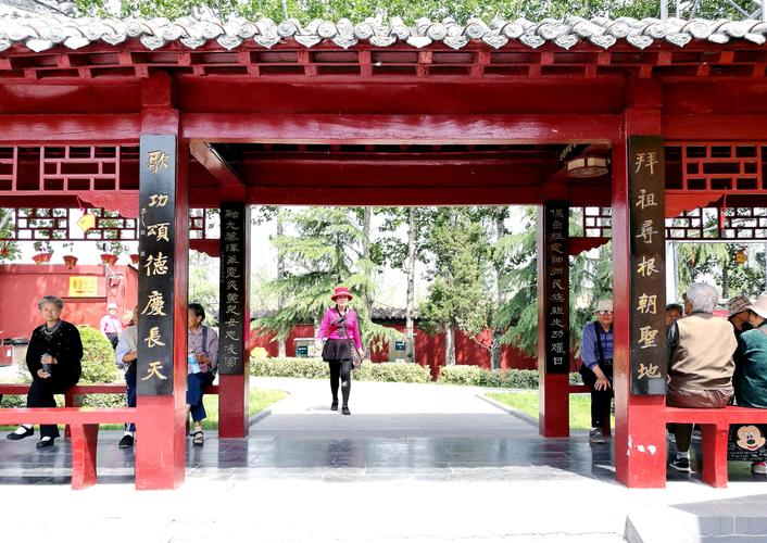 长廊对联:拜祖寻根朝圣地