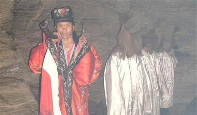 湘西赶尸是真是假?赶尸匠田铁武还原全程,揭开神秘的赶尸面纱
