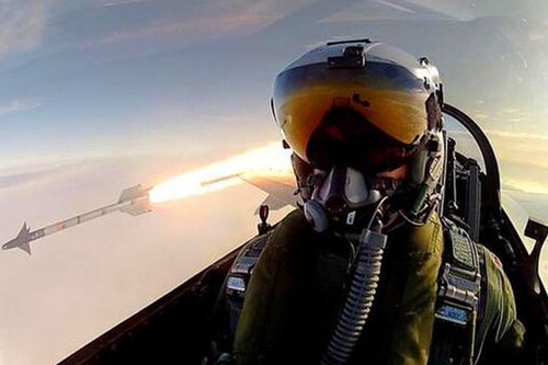 一名战斗机驾驶员拍下了这张珍贵照片,人们可以清楚看见他身后正在