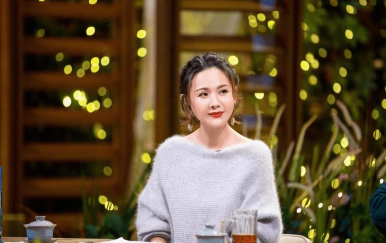 "人间尤物"程莉莎亮相《浪姐2》,穿旗袍大秀翘臀,网友