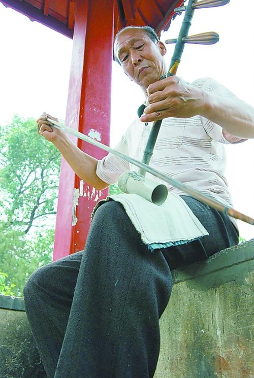 他从小喜爱文艺,特别钟爱拉京胡.