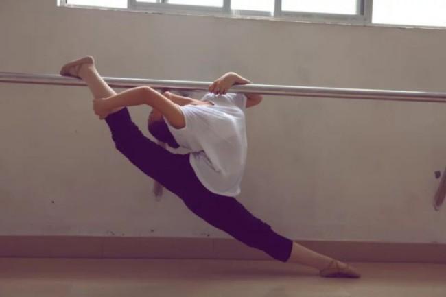 令人震撼的"一字马"姿势