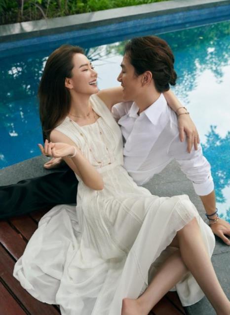 戚薇一家三口旅游度假,多位助理陪伴,lucky双马尾可爱