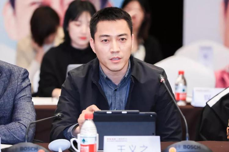 凡影创始合伙人王义之结合自身深入农村参与的助学活动谈到,如果像