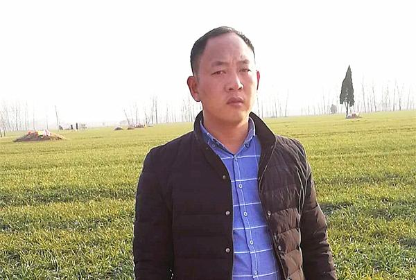 回家过年的李飞怎么也拍不出笑脸来