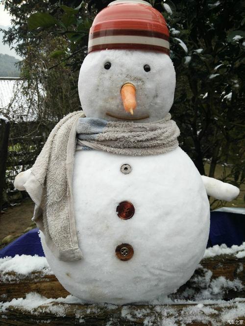 赶紧跟雪人来个合影吧,雪人很快会溶化了,因为已经出太阳了,当雪人快