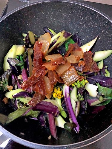 腊肉炒洪山菜苔